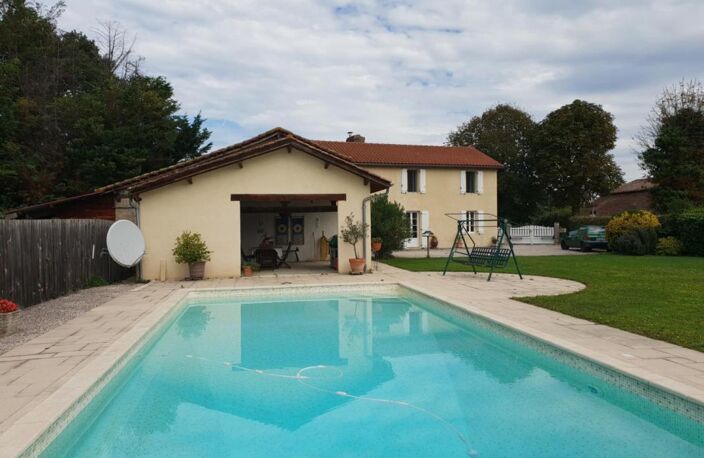 À vendre, proche Trie-sur-Baïse (Hautes-Pyrénées): Maison avec 3 chambres; jardin clos de 1 313 m² avec terrasse d'été et piscine. Superbes vues sur les montagnes et la campagne, situation rurale mais proche de la ville — photo 4