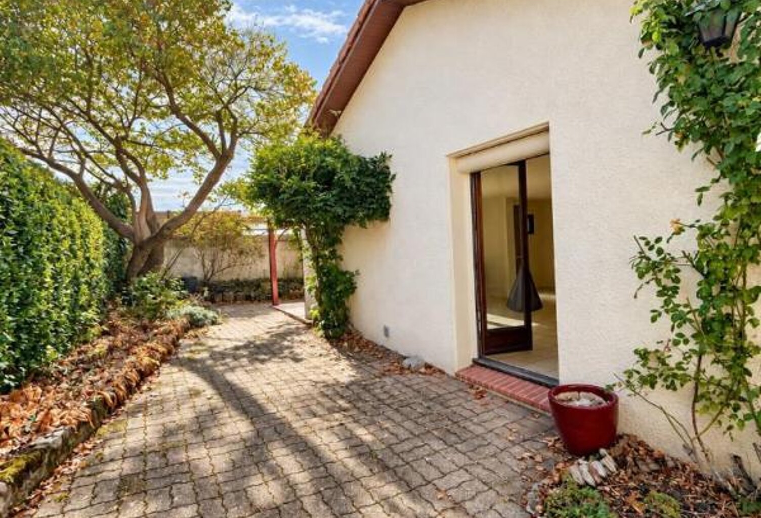 RARE À LA LOCATION : maison avec 925 m² de terrain clos et 3 garages, à deux pas du centre-ville — photo 1