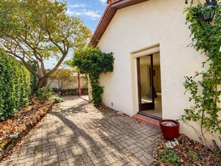 RARE À LA LOCATION : maison avec 925 m² de terrain clos et 3 garages, à deux pas du centre-ville — photo 1