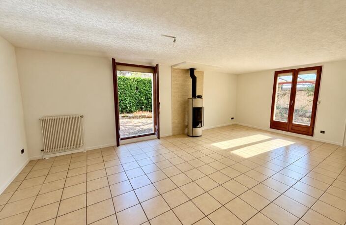 RARE À LA LOCATION : maison avec 925 m² de terrain clos et 3 garages, à deux pas du centre-ville — photo 2