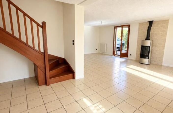 RARE À LA LOCATION : maison avec 925 m² de terrain clos et 3 garages, à deux pas du centre-ville — photo 3