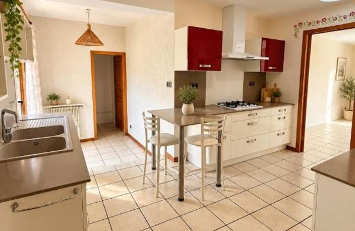 RARE À LA LOCATION : maison avec 925 m² de terrain clos et 3 garages, à deux pas du centre-ville — photo 4
