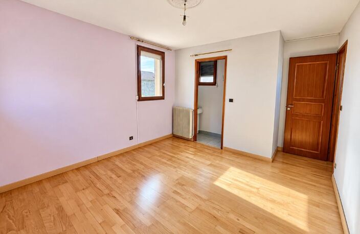 RARE À LA LOCATION : maison avec 925 m² de terrain clos et 3 garages, à deux pas du centre-ville — photo 5