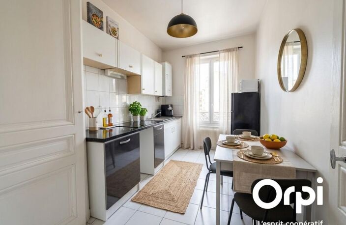 A vendre grand T2 traversant et lumineux en dernier étage — photo 2