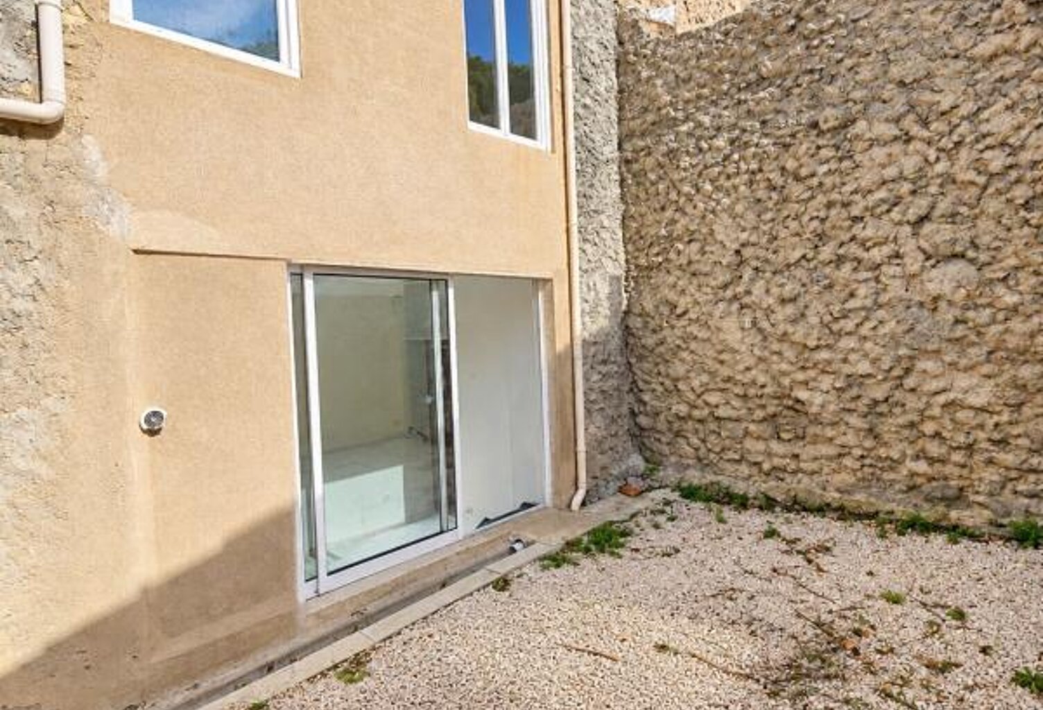 BESSAN - IMMEUBLE DE RAPPORT 2 appartements T3 + COUR + COMBLES — photo 1