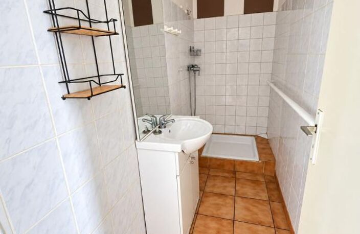 BESSAN - IMMEUBLE DE RAPPORT 2 appartements T3 + COUR + COMBLES — photo 3