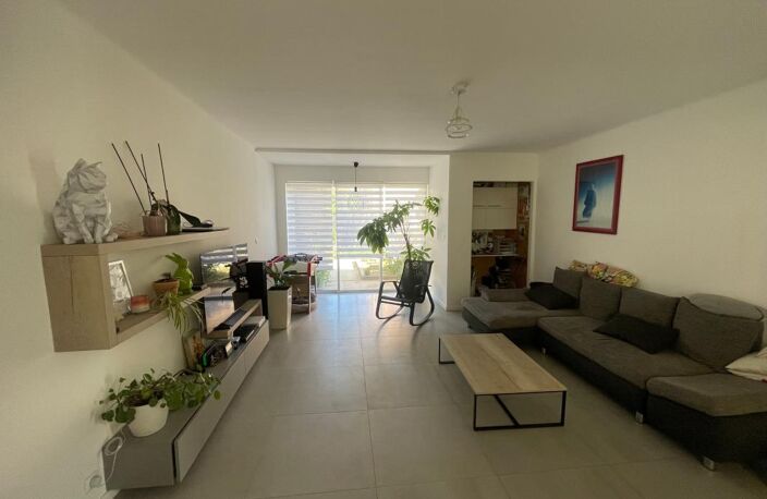 A VENDRE SIX-FOURS-LES-PLAGES 83140 BELLE MAISON 4 PIECES EN CENTRE VILLE — photo 2