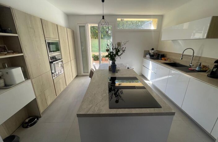 A VENDRE SIX-FOURS-LES-PLAGES 83140 BELLE MAISON 4 PIECES EN CENTRE VILLE — photo 3