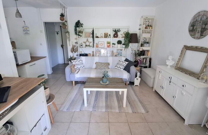 Appartement À Vendre - T2 en Rez de jardin à SANARY SUR MER — photo 2