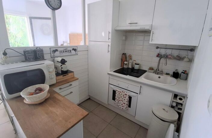 Appartement À Vendre - T2 en Rez de jardin à SANARY SUR MER — photo 3