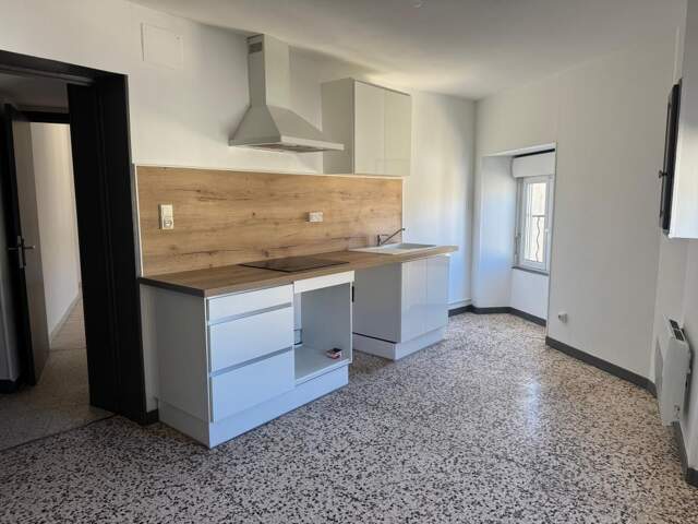Appartement À Louer 2ème étage SAINT-AMBROIX — photo du bien
