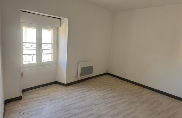 Appartement À Louer 2ème étage SAINT-AMBROIX — photo 3