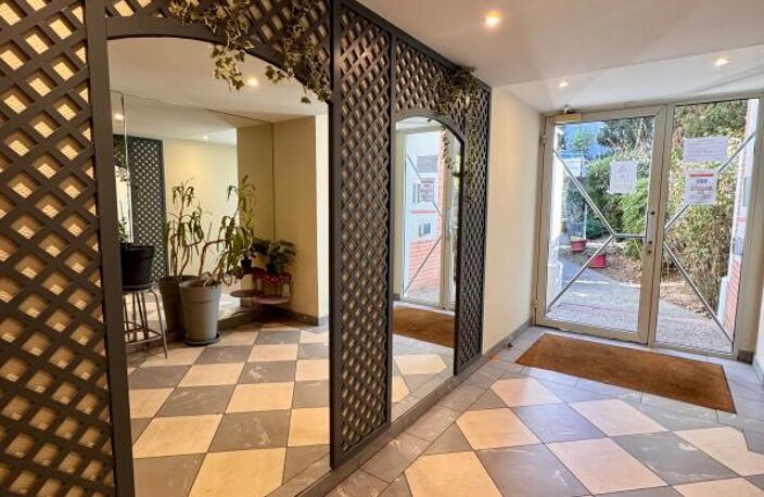 Appartement climatisé, rénové, avec balcon — photo 2