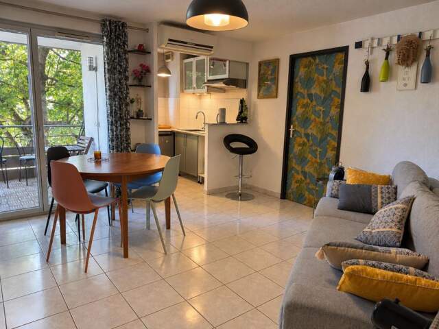 Appartement climatisé, rénové, avec balcon — photo du bien
