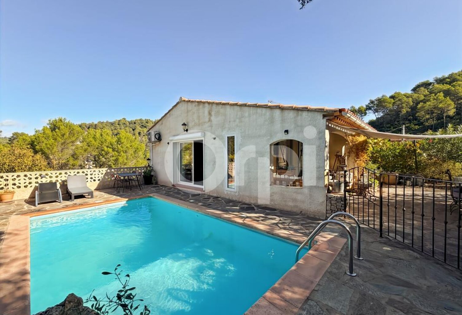 COUP DE COEUR – Maison familiale de 200 m² avec piscine, vue panoramique et T2 indépendant — photo 1