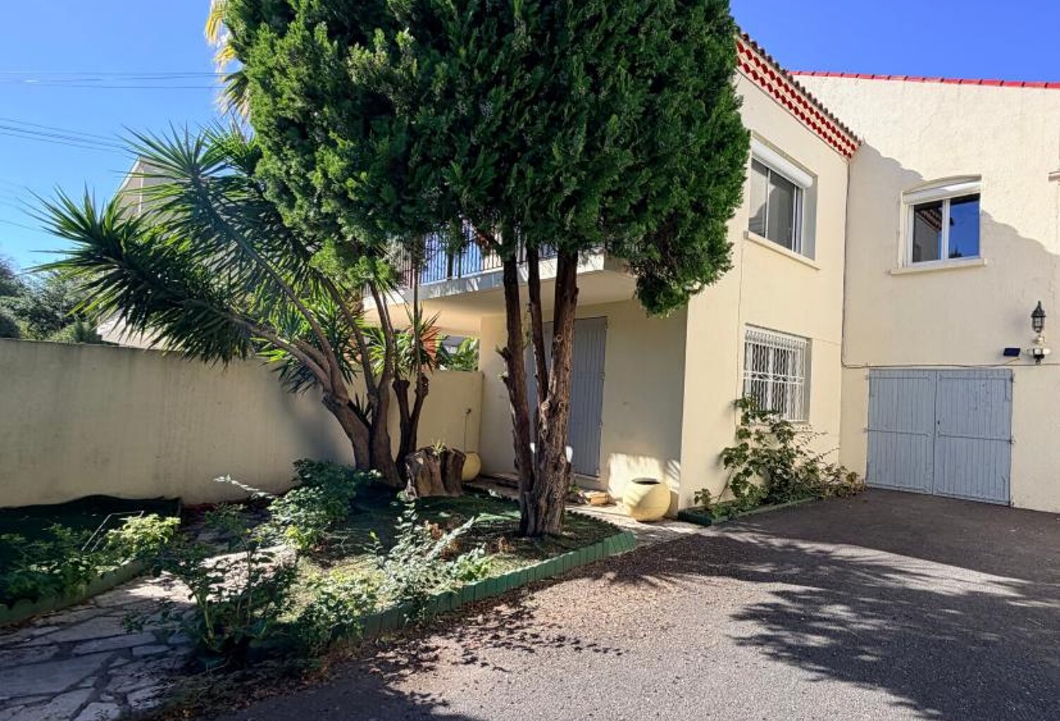 NÎMES – APPARTEMENT EN REZ-DE-CHAUSSÉE DE VILLA – 111,42 M² – À RÉNOVER PISCINE PRIV — photo 1