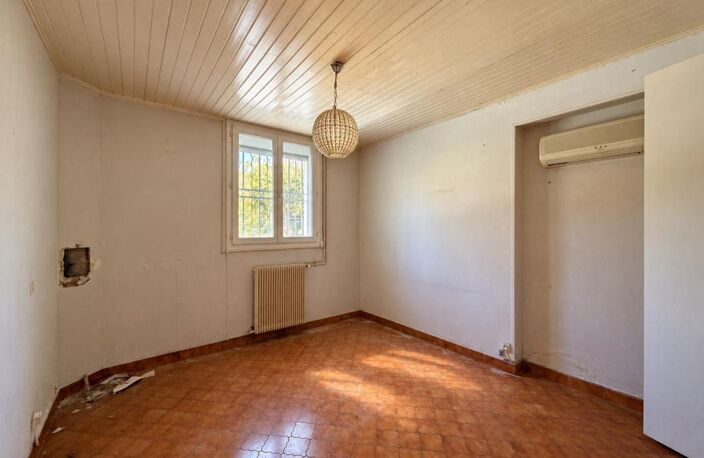 NÎMES – APPARTEMENT EN REZ-DE-CHAUSSÉE DE VILLA – 111,42 M² – À RÉNOVER PISCINE PRIV — photo 4