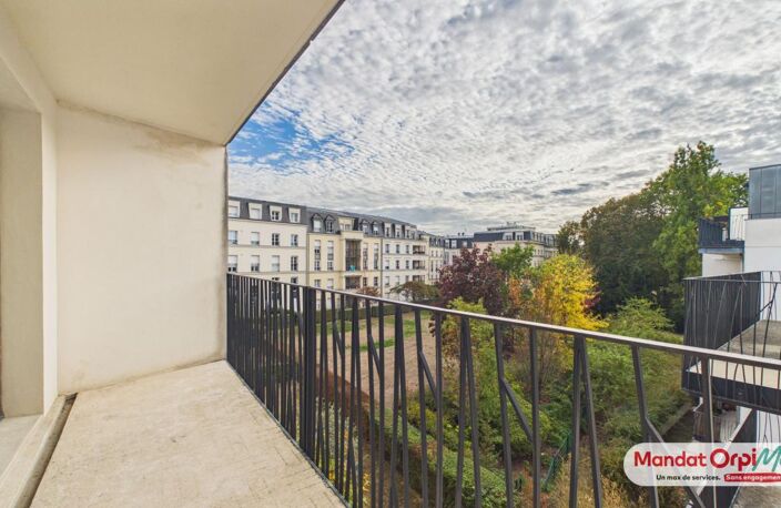 REIMS CENTRE appartement de type 2 offrant une cuisine équipée ouverte sur séjour, chambre. Terrasse et parking — photo 2