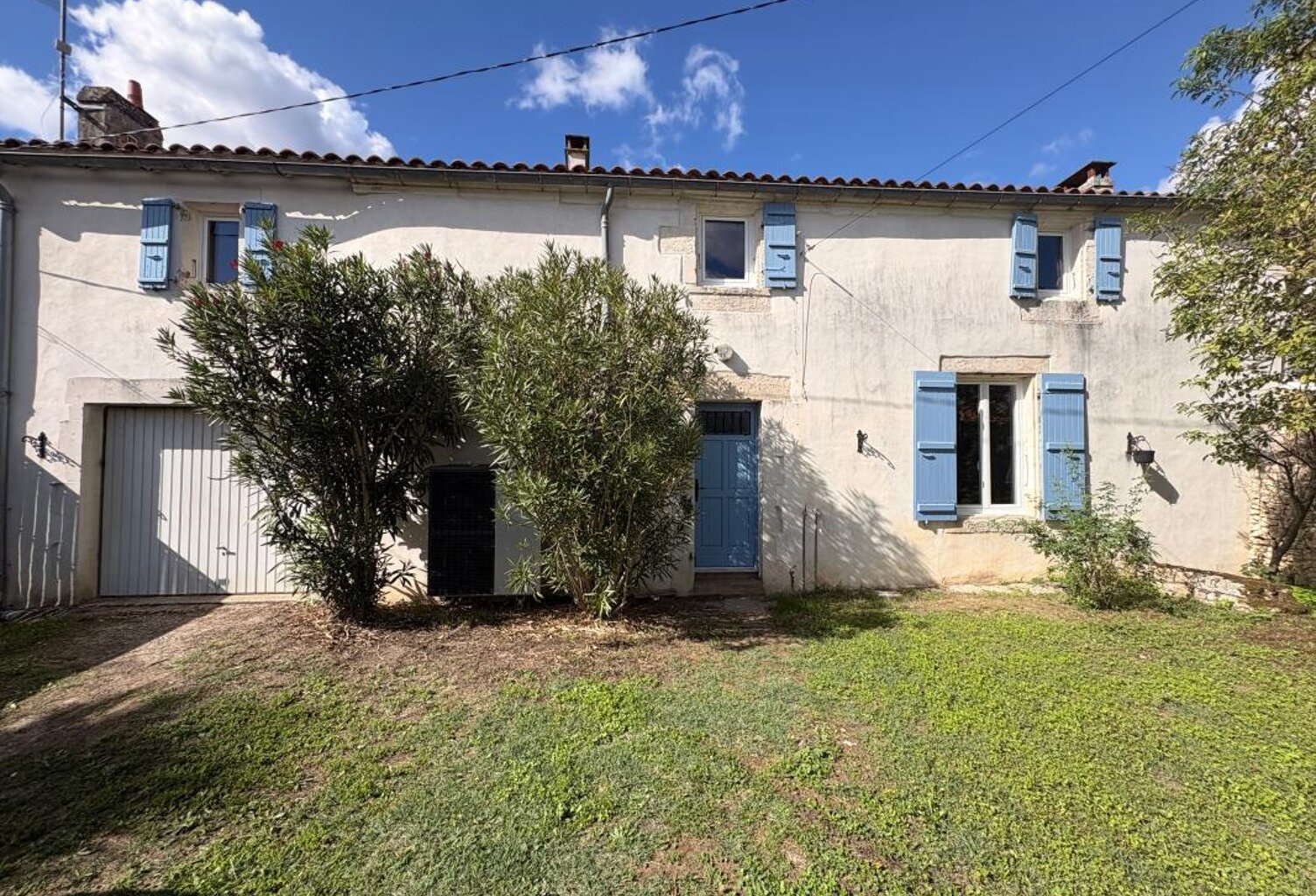 Demeure de charme Charentaise de 256 m² avec dépendances et jardin de 1 775 m² à Thézac — photo 1