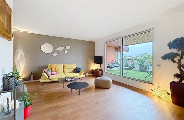 SUPERBE T2 TRAVERSANT AU DERNIER ÉTAGE AVEC DEUX TERRASSES, CAVE ET GARAGE ANNEMASSE (74) — photo 2