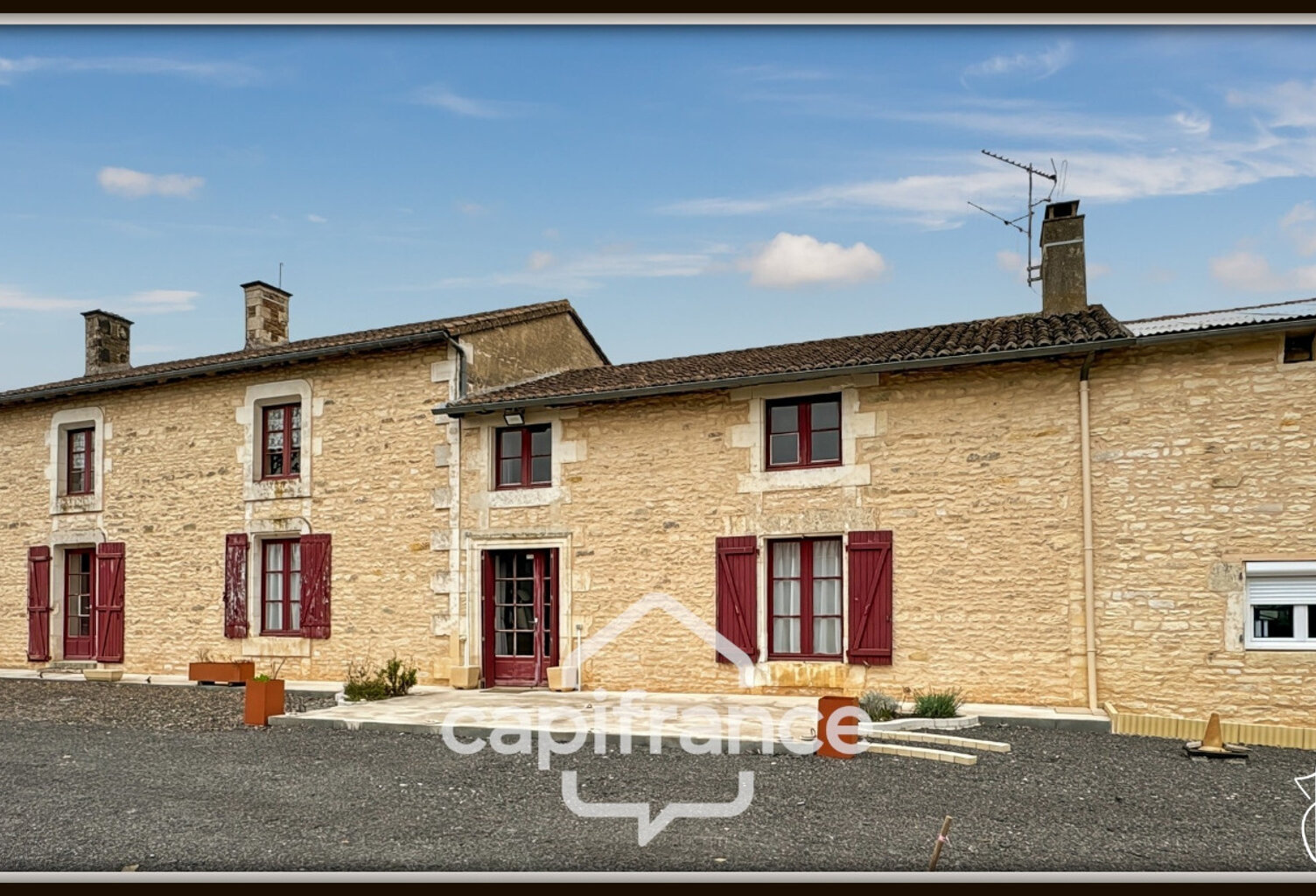 Maison en pierre à vendre 6 pièces 4 chambres + studio indépendant sur terrain 3 260 m² avec dépendances Champigny-En-Rochereau (86) — photo 1
