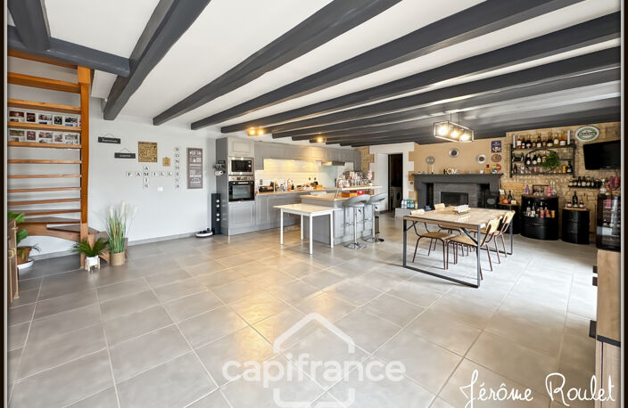 Maison en pierre à vendre 6 pièces 4 chambres + studio indépendant sur terrain 3 260 m² avec dépendances Champigny-En-Rochereau (86) — photo 3