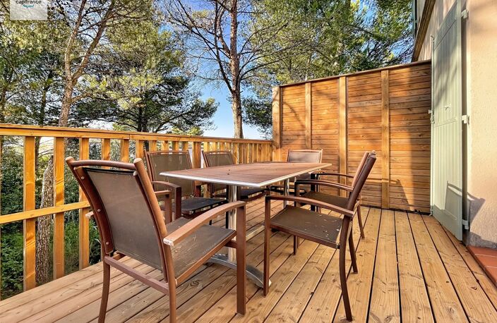 DOMAINE DE PONT ROYAL, maison  de 45 m2 dans la nature, climatisée , élevée d'un étage, 2 chambres, mitoyenne d'un seul côté, piscine privative, emplacement numéroté pour véhicule — photo 2
