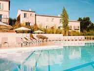 DOMAINE DE PONT ROYAL, maison  de 45 m2 dans la nature, climatisée , élevée d'un étage, 2 chambres, mitoyenne d'un seul côté, piscine privative, emplacement numéroté pour véhicule — photo 4