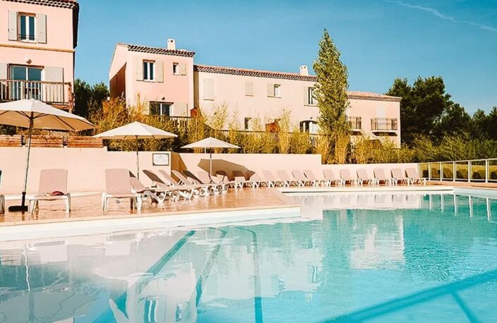 DOMAINE DE PONT ROYAL, maison  de 45 m2 dans la nature, climatisée , élevée d'un étage, 2 chambres, mitoyenne d'un seul côté, piscine privative, emplacement numéroté pour véhicule — photo 4