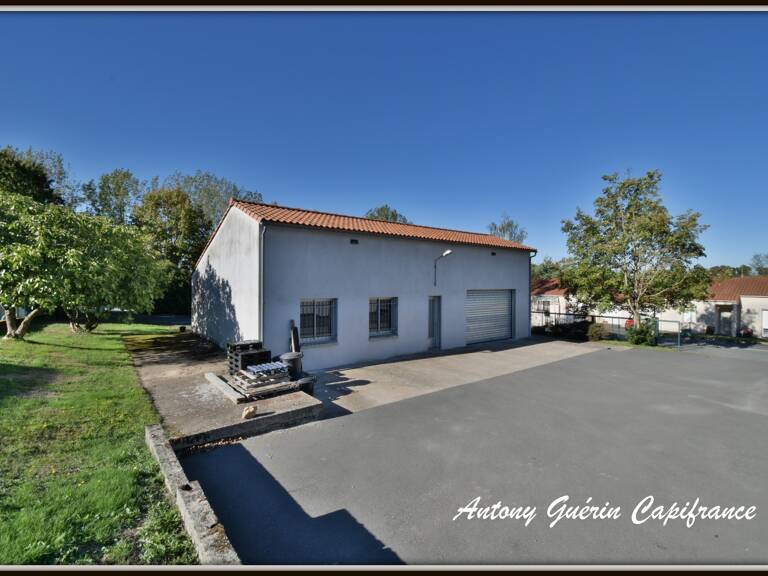 Local artisanal de 120 m² avec mezzanine – La Gaubretière (85130) — photo 1