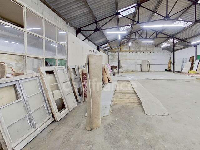 MURS COMMERCIAUX / LOCAL PROFESSIONNEL DE 420 m² À CARHAIX-PLOUGUER — photo du bien
