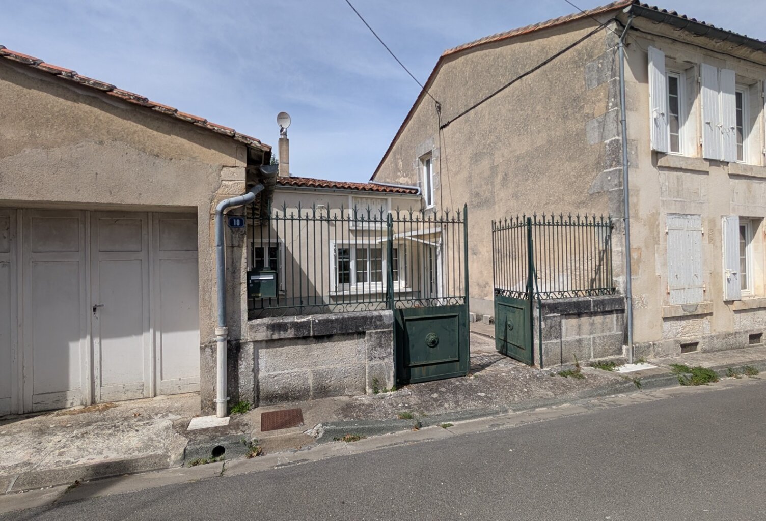 SEGONZAC (16) Charmante maison de ville avec cour et dépendance. Idéal premier achat ou investissement — photo 1