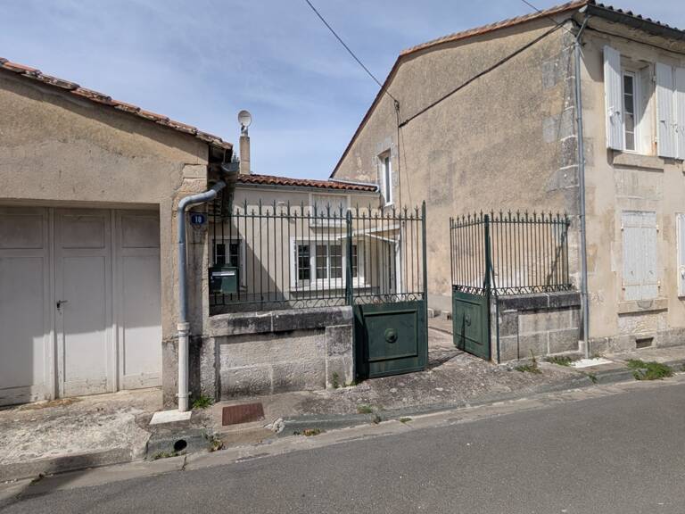 SEGONZAC (16) Charmante maison de ville avec cour et dépendance. Idéal premier achat ou investissement — photo 1