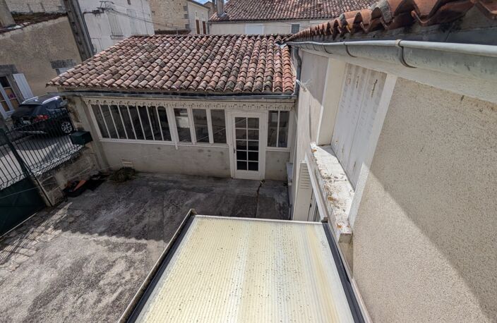 SEGONZAC (16) Charmante maison de ville avec cour et dépendance. Idéal premier achat ou investissement — photo 2