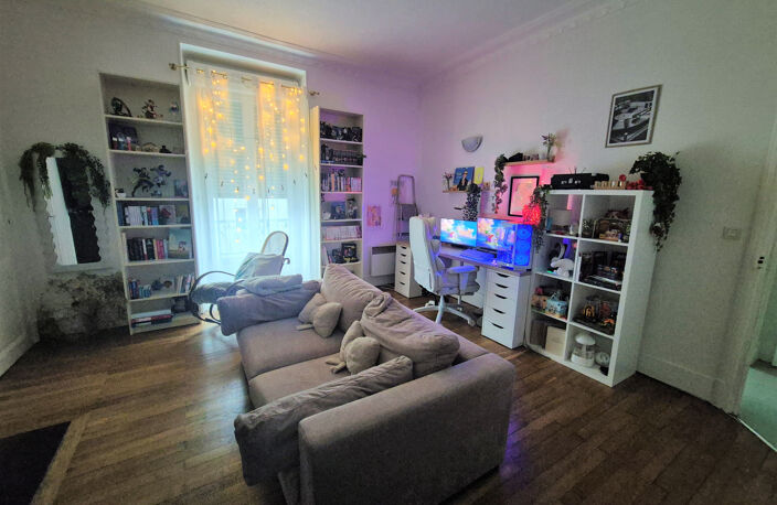 Appartement à vendre Grenoble – Secteur Berriat / Gare : Charmant T1 bis de 44 m² avec cachet de l'ancien, balcon, cave et galetas — photo 3
