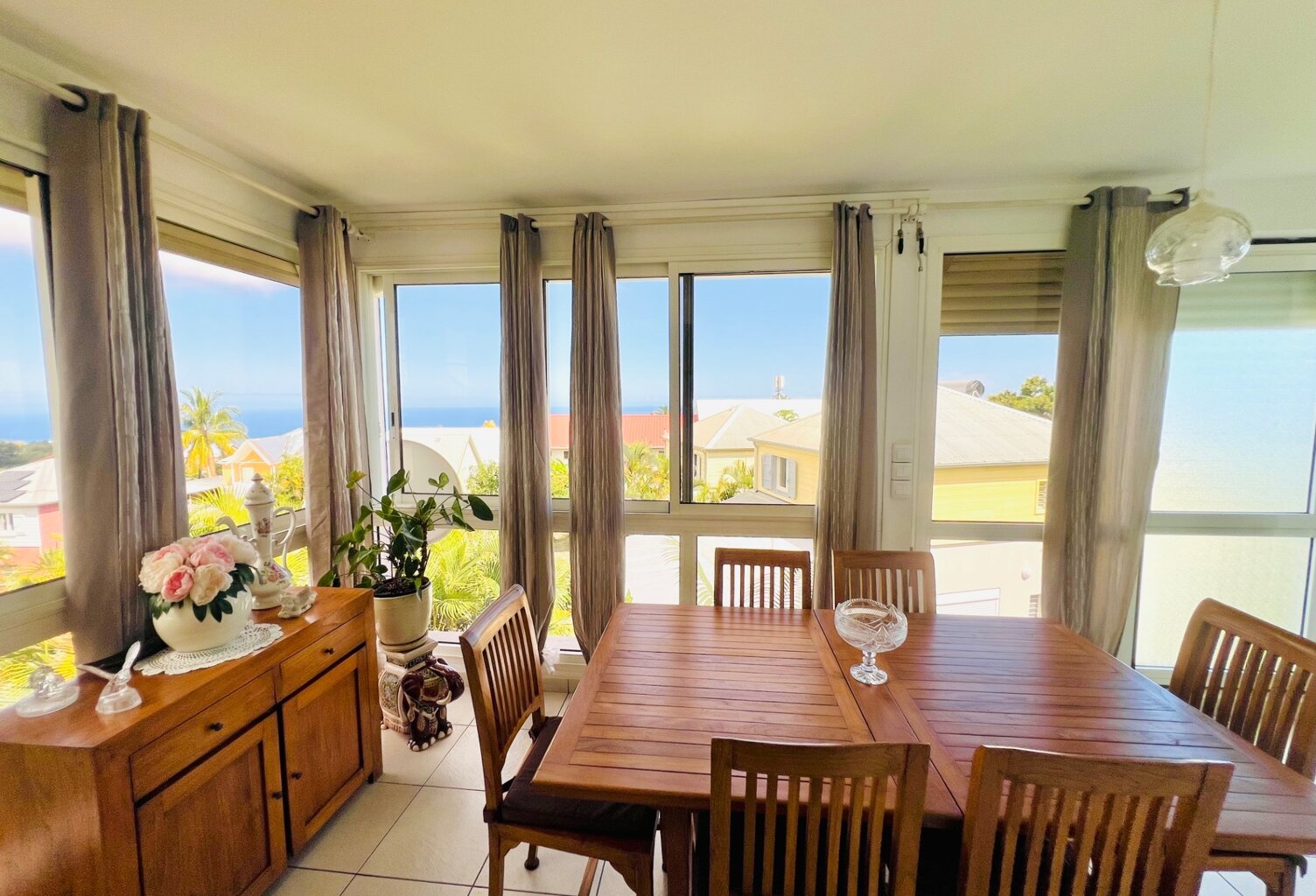Appartement à vendre 4 pièces vue mer SAINT GILLES LES HAUTS (974) — photo 1