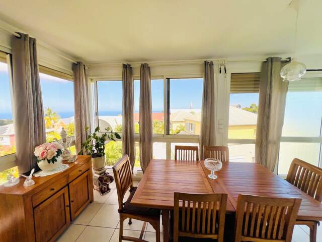 Appartement à vendre 4 pièces vue mer SAINT GILLES LES HAUTS (974) — photo du bien