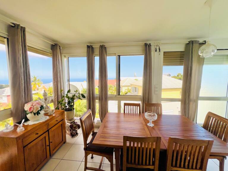 Appartement à vendre 4 pièces vue mer SAINT GILLES LES HAUTS (974) — photo 1