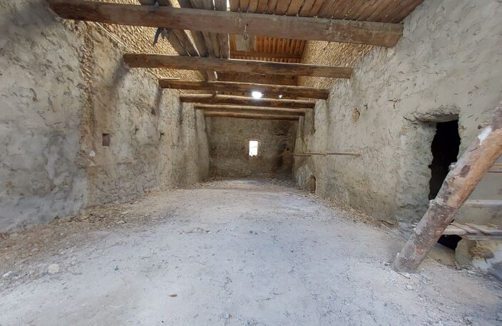 Grange à vendre à Valensole aménageable en maison de village — photo 2