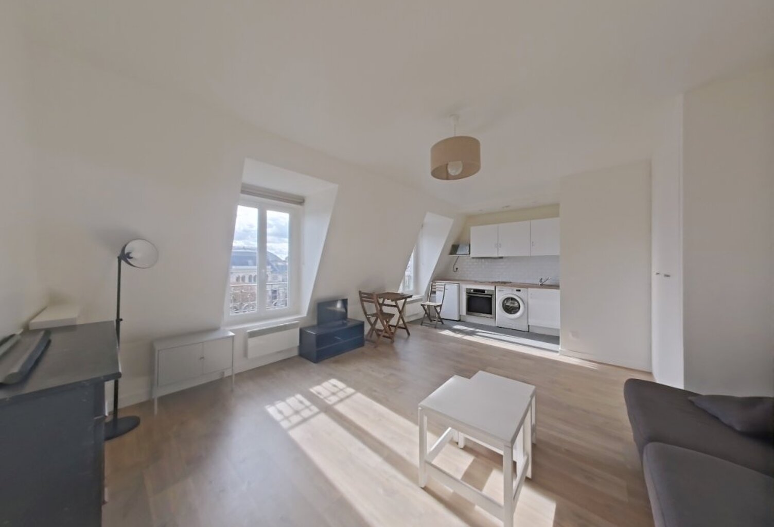 STUDIO MEUBLÉ - STRASBOURG-SAINT-DENIS - Paris 3ème — photo 1