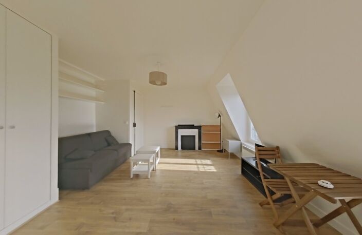STUDIO MEUBLÉ - STRASBOURG-SAINT-DENIS - Paris 3ème — photo 2