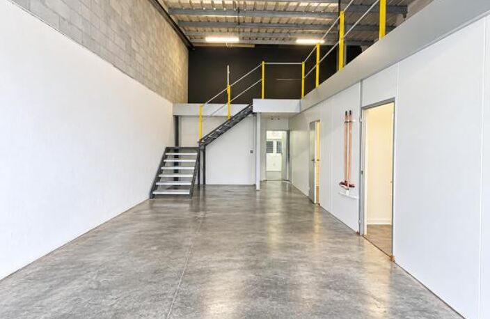 A Cestas - Local - entrepôt de 160 m² — photo 2