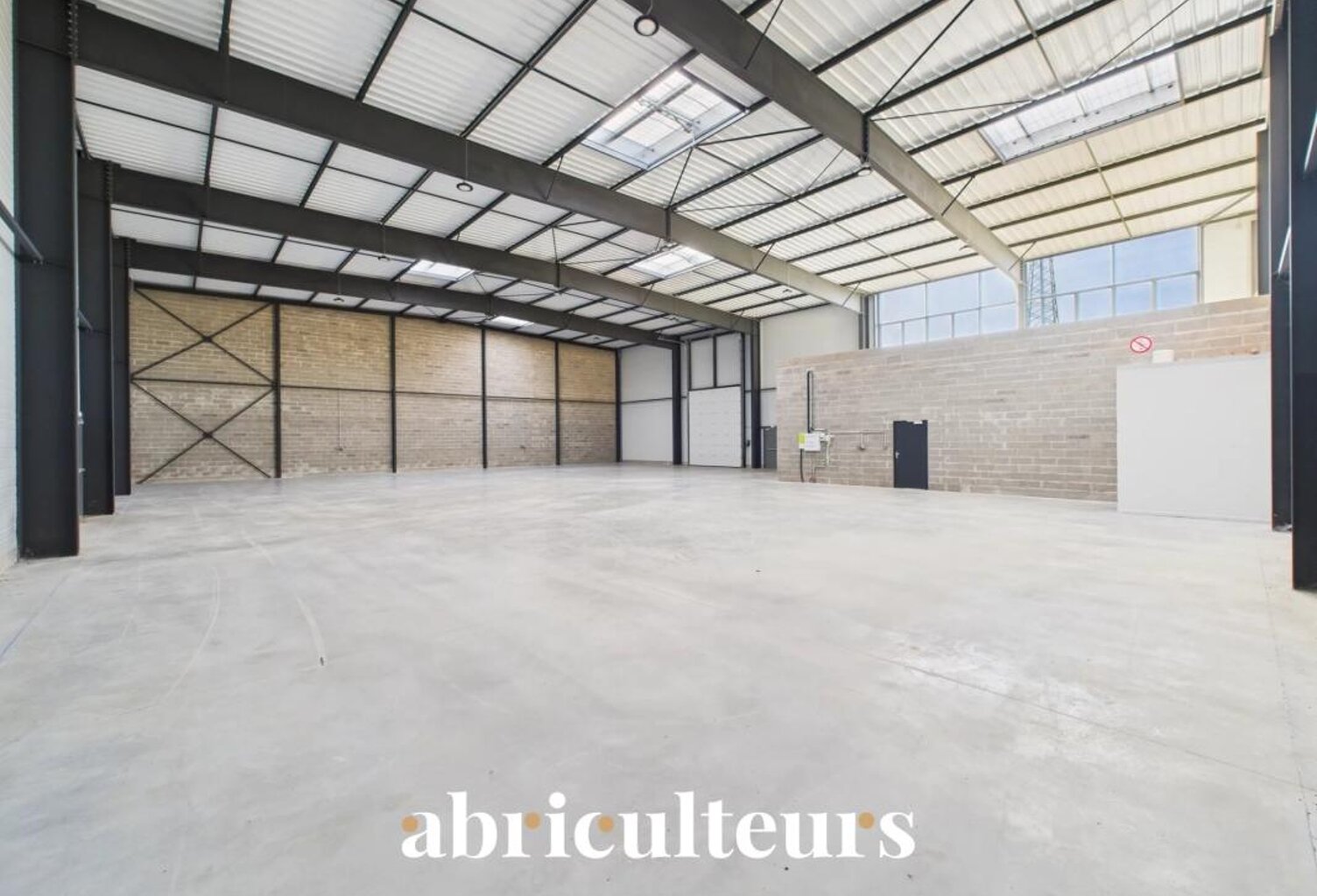 Bâtiment d’activité de 755 m² en vente à 1h de Paris, Chartres (28000) — photo 1