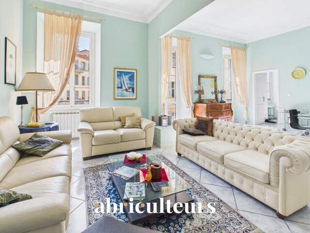 Superbe appartement traversant rénové en vente À 30 mètres du Port de Nice (06300) — photo du bien
