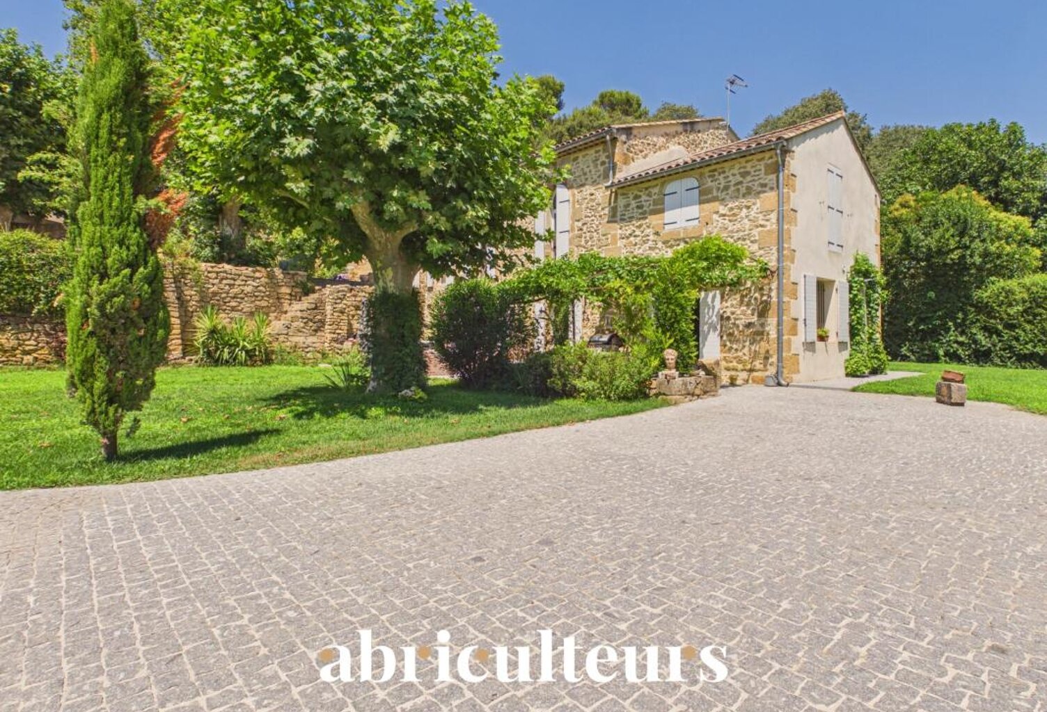 Mas provençal rénové de 249 m² avec dépendance sur 2 328 m² à Grans (13450) — photo 1
