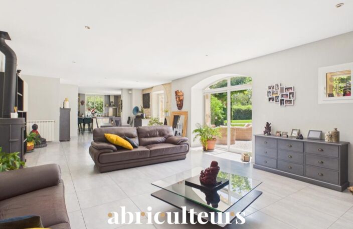 Mas provençal rénové de 249 m² avec dépendance sur 2 328 m² à Grans (13450) — photo 5