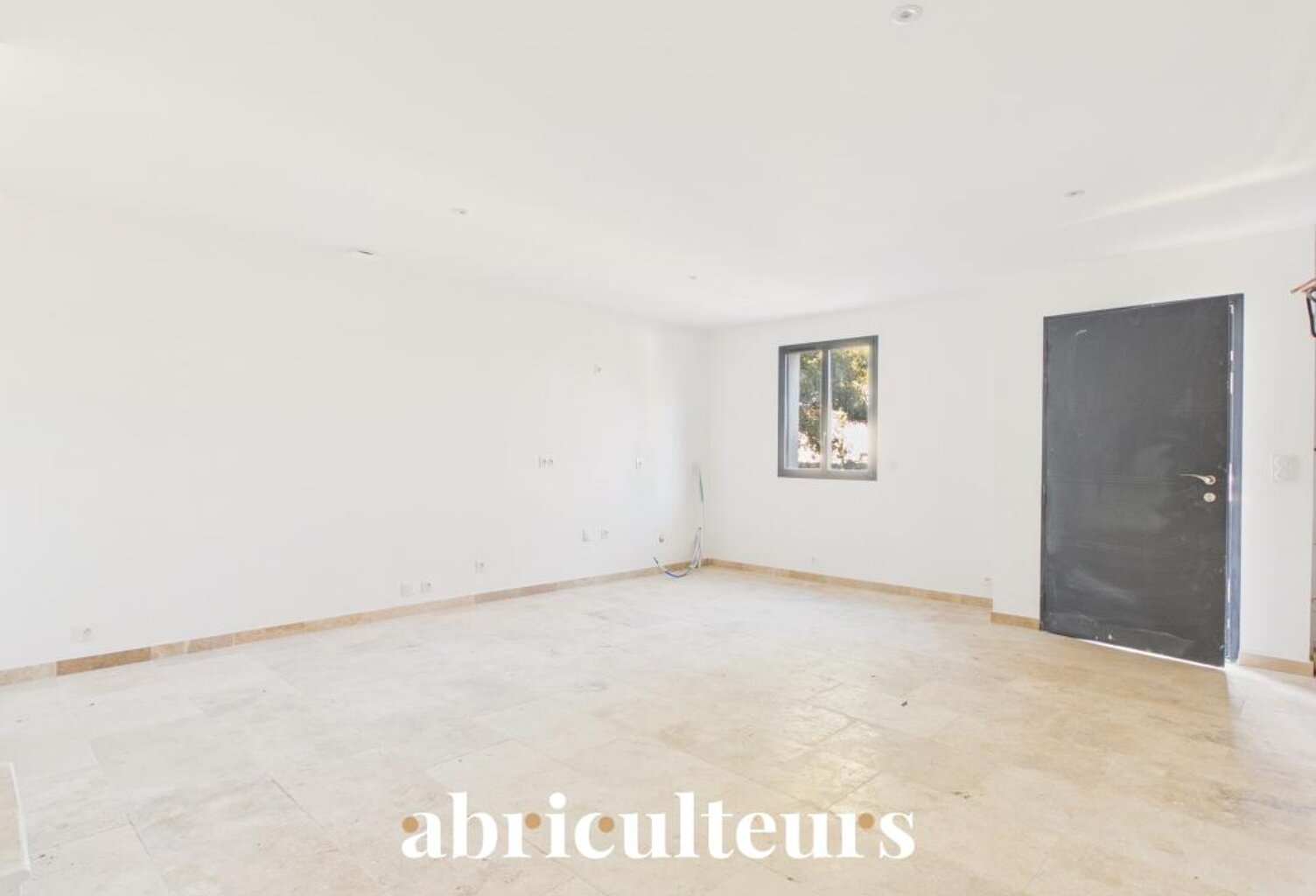 Maison T4 avec parking — Centre du village et vue Chaîne des Costes - Lambesc (13410) — photo 1