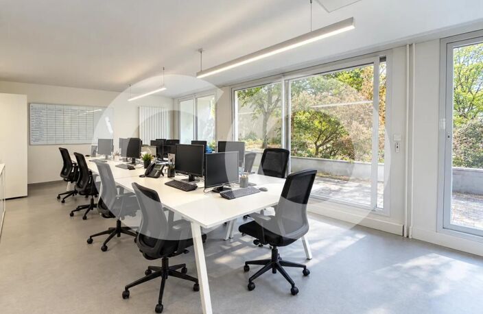 Corpimmo vous propose en exclusivité: A toute proximité du Pont de Saint-Cloud et du métro, nous vous proposons ces bureaux lumineux, traversants avec une belle terrasse privative de 71 m² donnant sur un jardin clos — photo 2