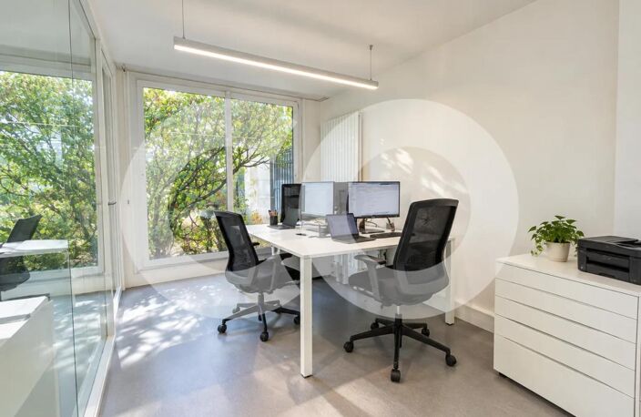 Corpimmo vous propose en exclusivité: A toute proximité du Pont de Saint-Cloud et du métro, nous vous proposons ces bureaux lumineux, traversants avec une belle terrasse privative de 71 m² donnant sur un jardin clos — photo 3