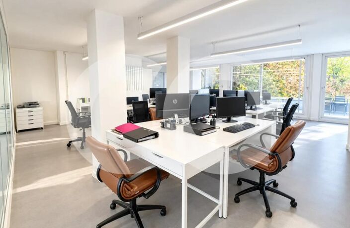 Corpimmo vous propose en exclusivité: A toute proximité du Pont de Saint-Cloud et du métro, nous vous proposons ces bureaux lumineux, traversants avec une belle terrasse privative de 71 m² donnant sur un jardin clos — photo 4